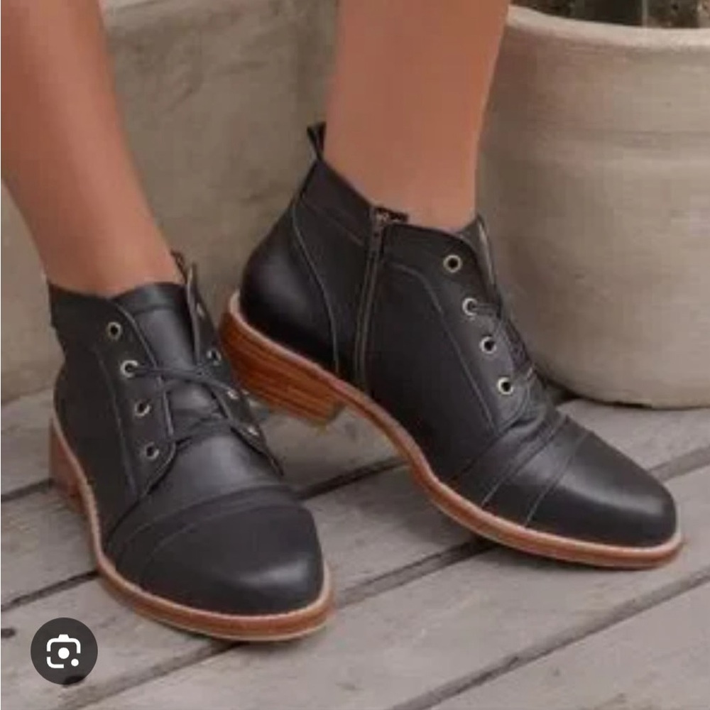 ELF‎ Black Leather Ankle Booties